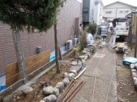 台風で壊れてしまった万年塀をフェンスにお取替え 台風で壊れてしまった万年塀をフェンスにお取替え